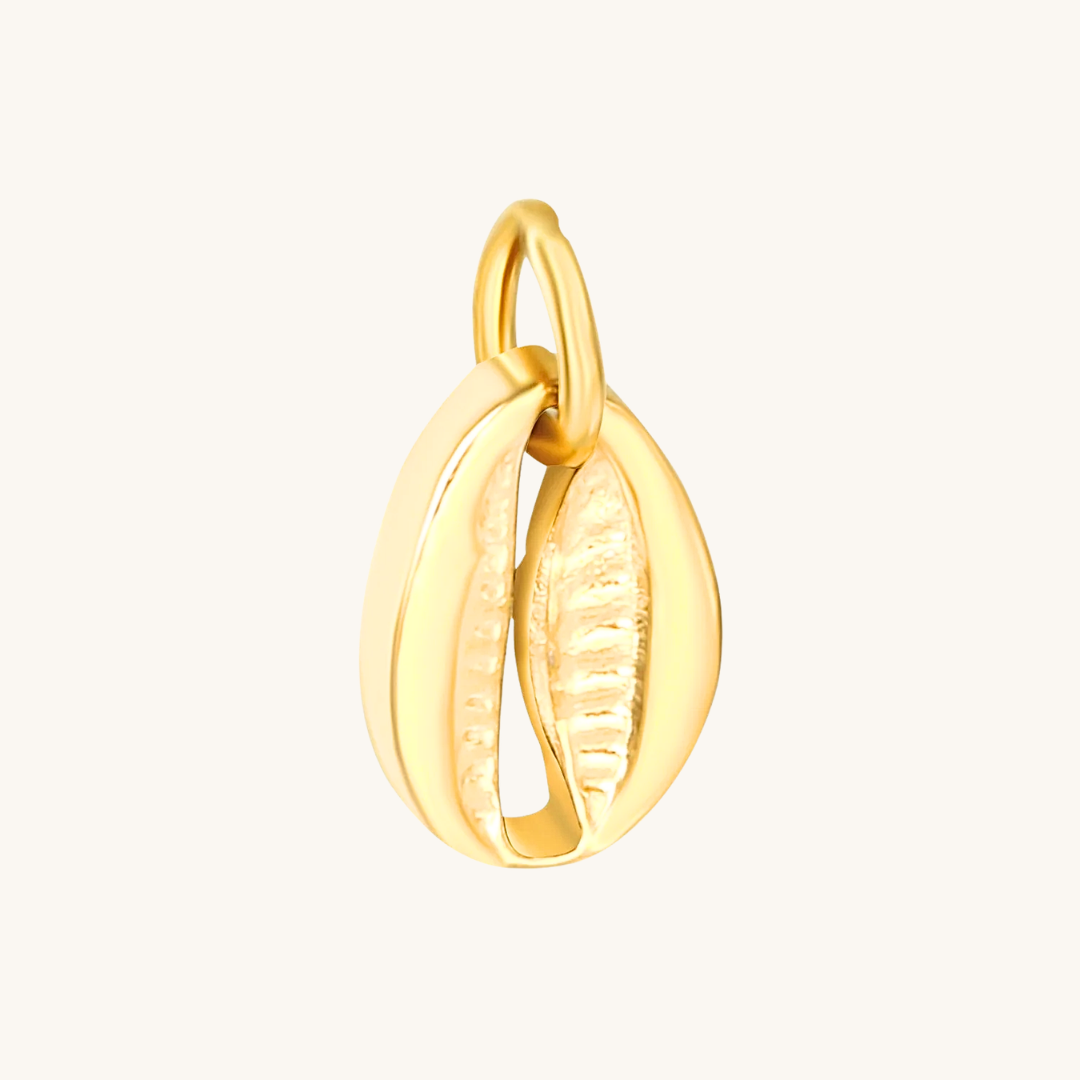 Il simbolo dell'estate: Ciondolo Conchiglia Cowrie in acciaio 316L placcato oro 18K. Waterproof, anallergico ed elegante perfetto per i tuoi look balneari.