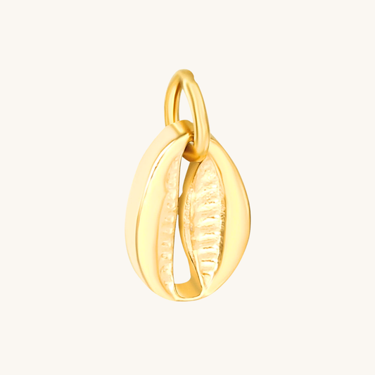 Il simbolo dell'estate: Ciondolo Conchiglia Cowrie in acciaio 316L placcato oro 18K. Waterproof, anallergico ed elegante perfetto per i tuoi look balneari.