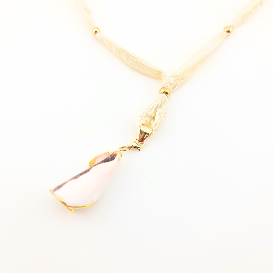 Collana con pendente a conchiglia dorato e goccia traslucida con accento viola