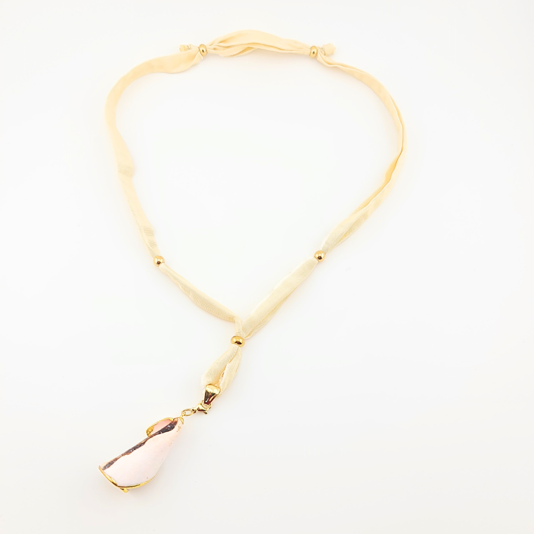 Collana con nastro di seta avorio e pendente a conchiglia dorato con gemma viola