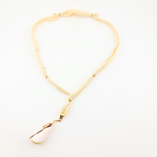 Collana con nastro di seta avorio e pendente a conchiglia dorato con gemma viola