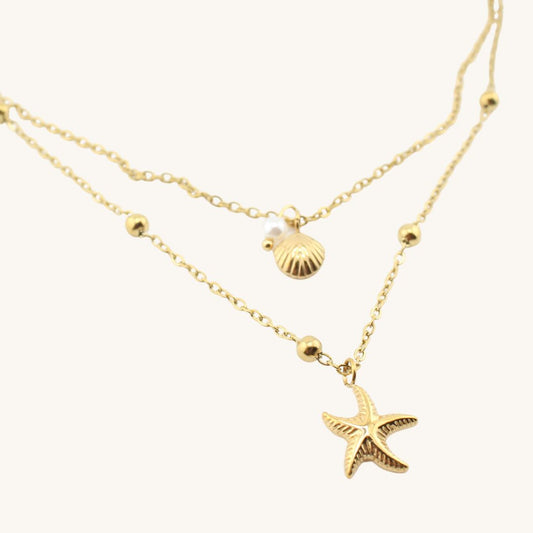 Lasciati avvolgere dal fascino del mare con la collana doppia "Abissi". Acciaio inox 316L Oro 18K, perle e dettagli marini. Waterproof, anallergico ed elegante.