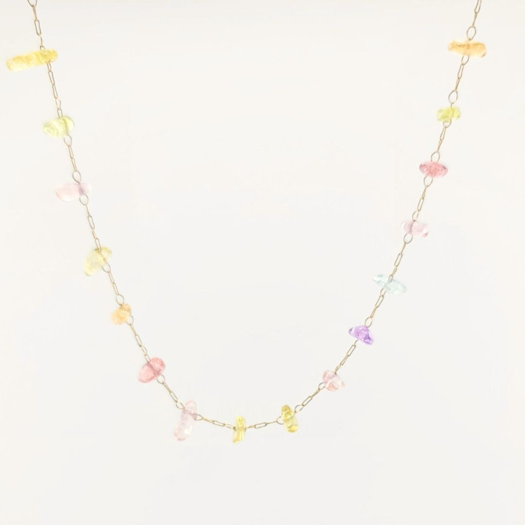 Collana in oro con pietre multicolori su catena sottile