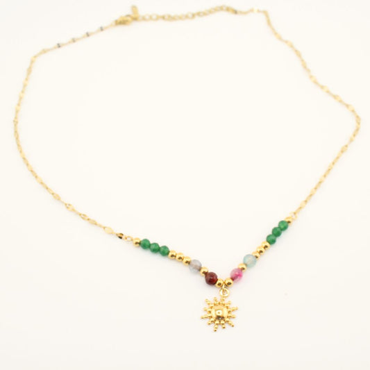 Collana dorata con pietre colorate e pendente sole.In acciaio 316L placcata oro 18K dal design minimal e luminoso. Waterproof, anallergica ed elegante.