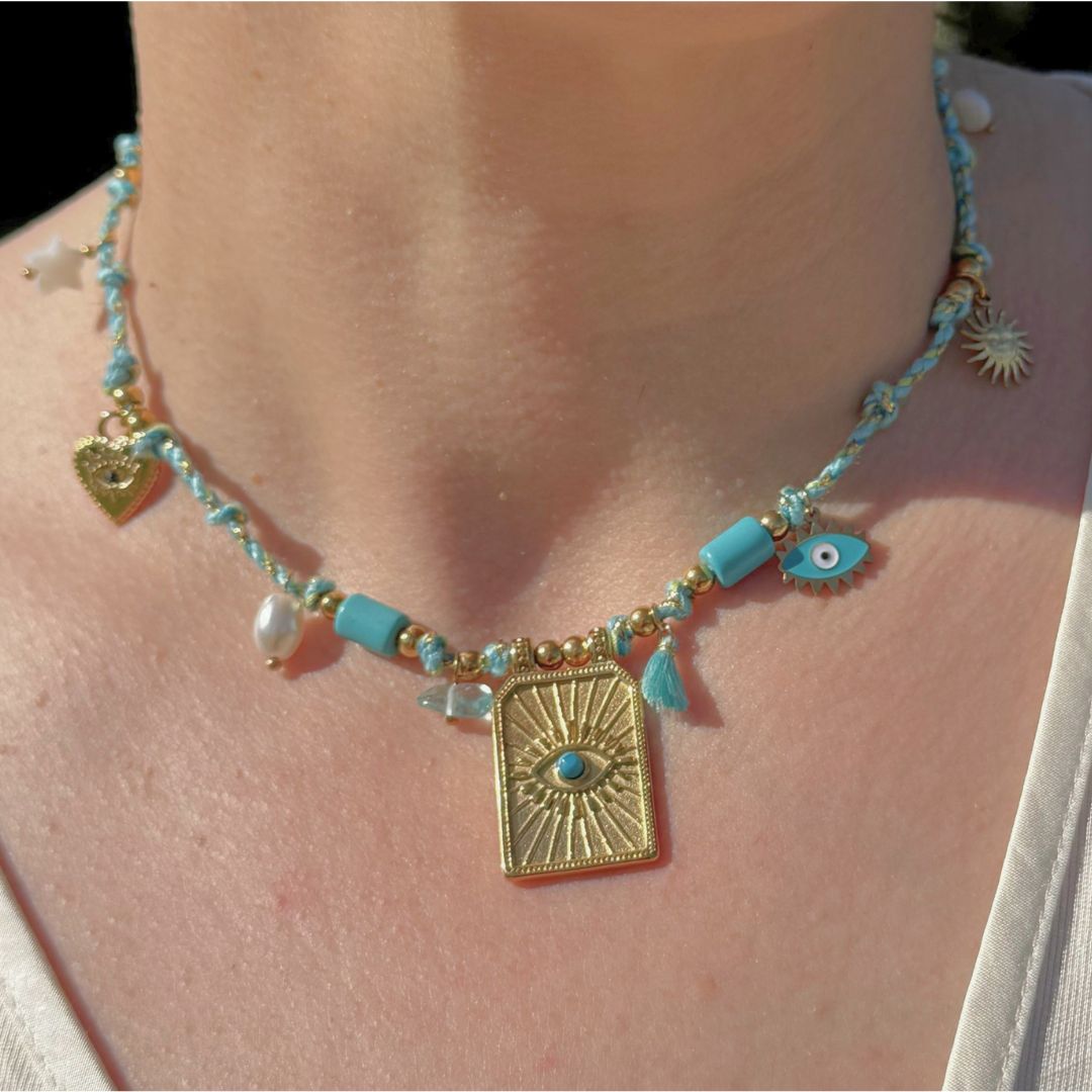 Collana con ciondolo Occhio greco dorato, perline turchesi e charm a cuore
