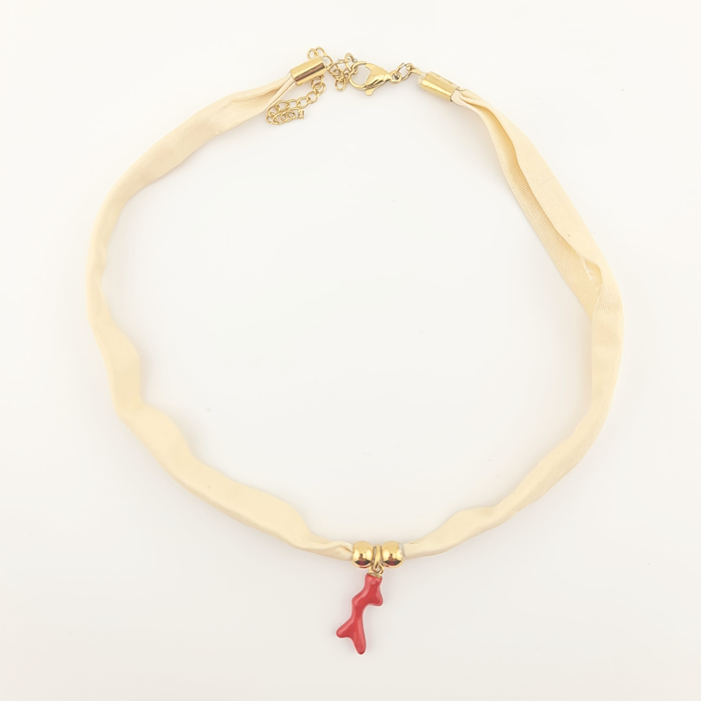 Collana choker in seta beige con corallo rosso pendente e chiusura in oro, frontale