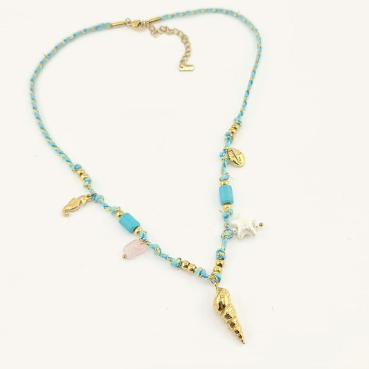 Esalta il tuo stile estivo con la nostra collana con conchiglie. Waterproof, anallergica e in acciaio inox 316L placcato oro. Perfetta per il mare.