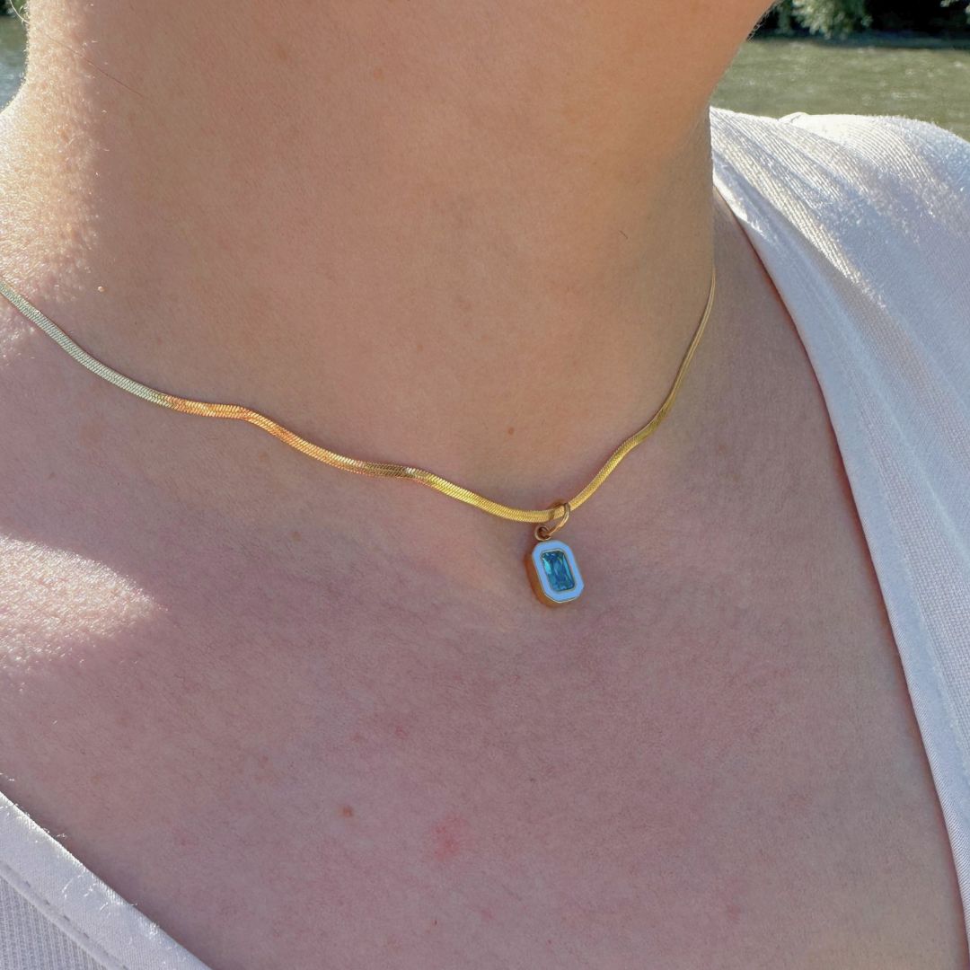 Collana oro 18K con pendente geometrico turchese e catena sottile
