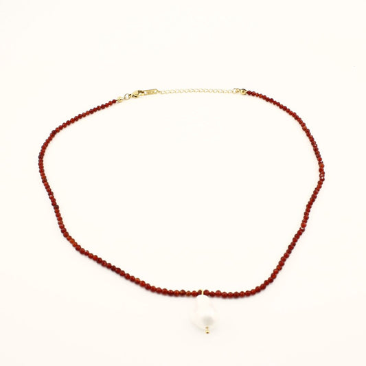 Aggiungi colore al tuo outfit con la nostra collana di perline vibranti. Waterproof, anallergica ed elegante, perfetta per ogni occasione.