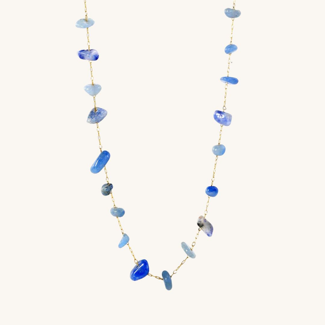 Scopri la collana con Pietre Naturali Blu . Un design etereo in acciaio inox 316L placcato oro 18K con pietre naturali .Waterproof, anallergica ed elegante.