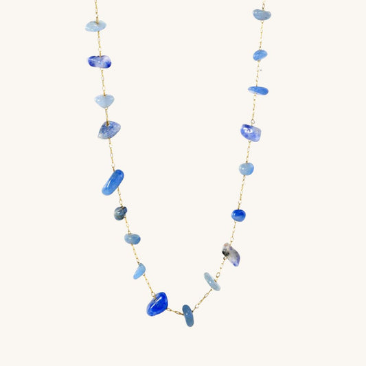 Scopri la collana con Pietre Naturali Blu . Un design etereo in acciaio inox 316L placcato oro 18K con pietre naturali .Waterproof, anallergica ed elegante.
