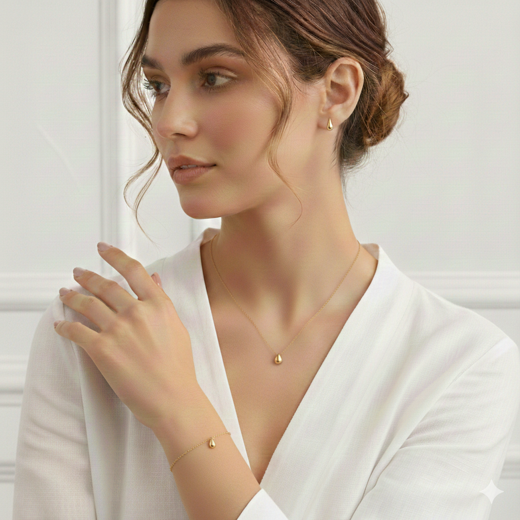 Donna con collana a ciondolo a goccia in oro 18K e orecchini a goccia