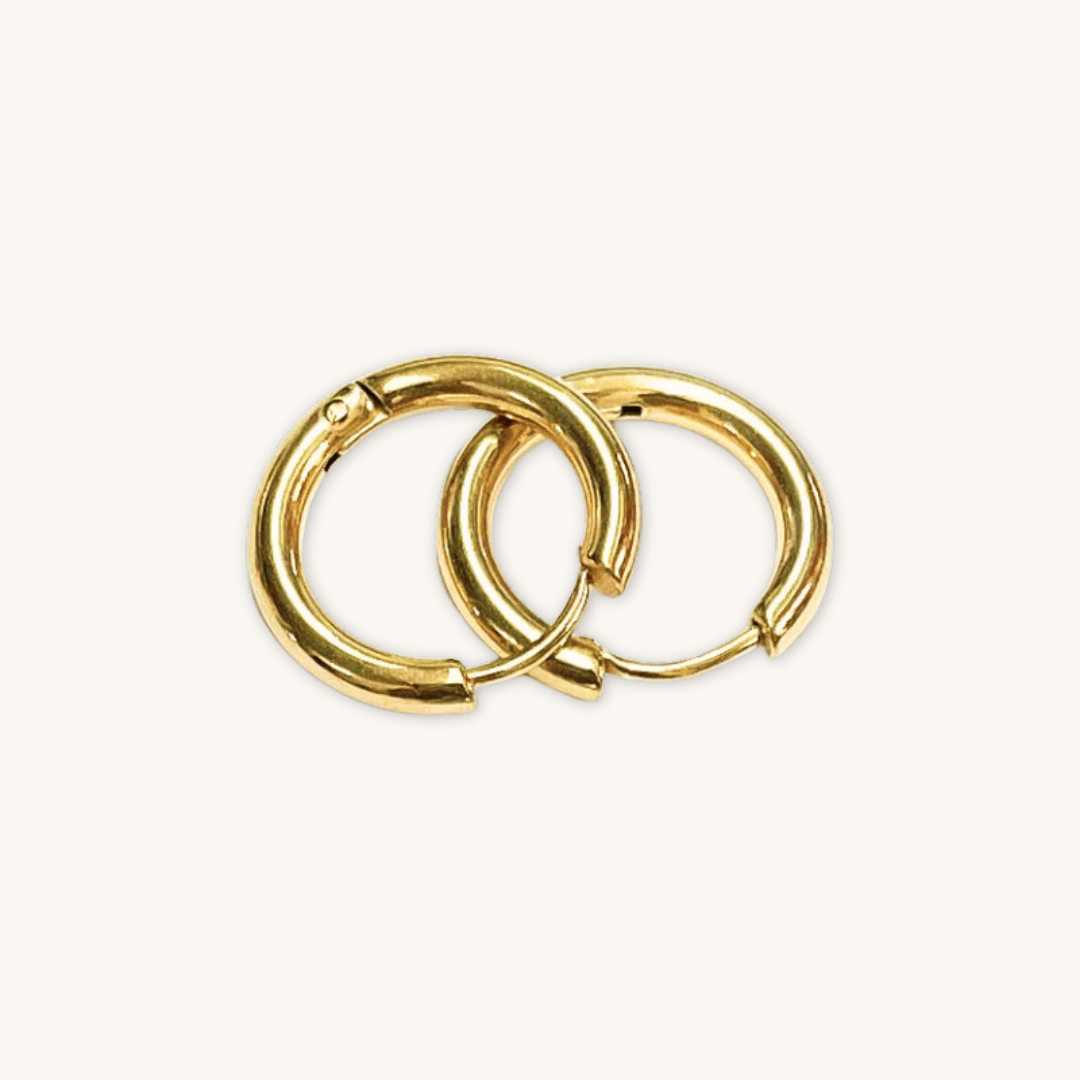 Coppia di orecchini a cerchio in oro 18K, profilo sottile, finitura lucida