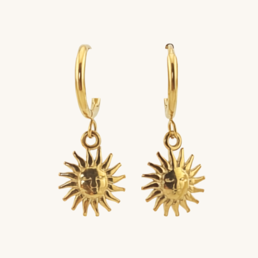 Orecchini pendenti Sole,in acciaio 316L placcato oro 18K.Design unico con sole inciso in finitura dorata.Waterproof, anallergici ed eleganti.