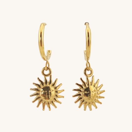 Orecchini pendenti Sole,in acciaio 316L placcato oro 18K.Design unico con sole inciso in finitura dorata.Waterproof, anallergici ed eleganti.