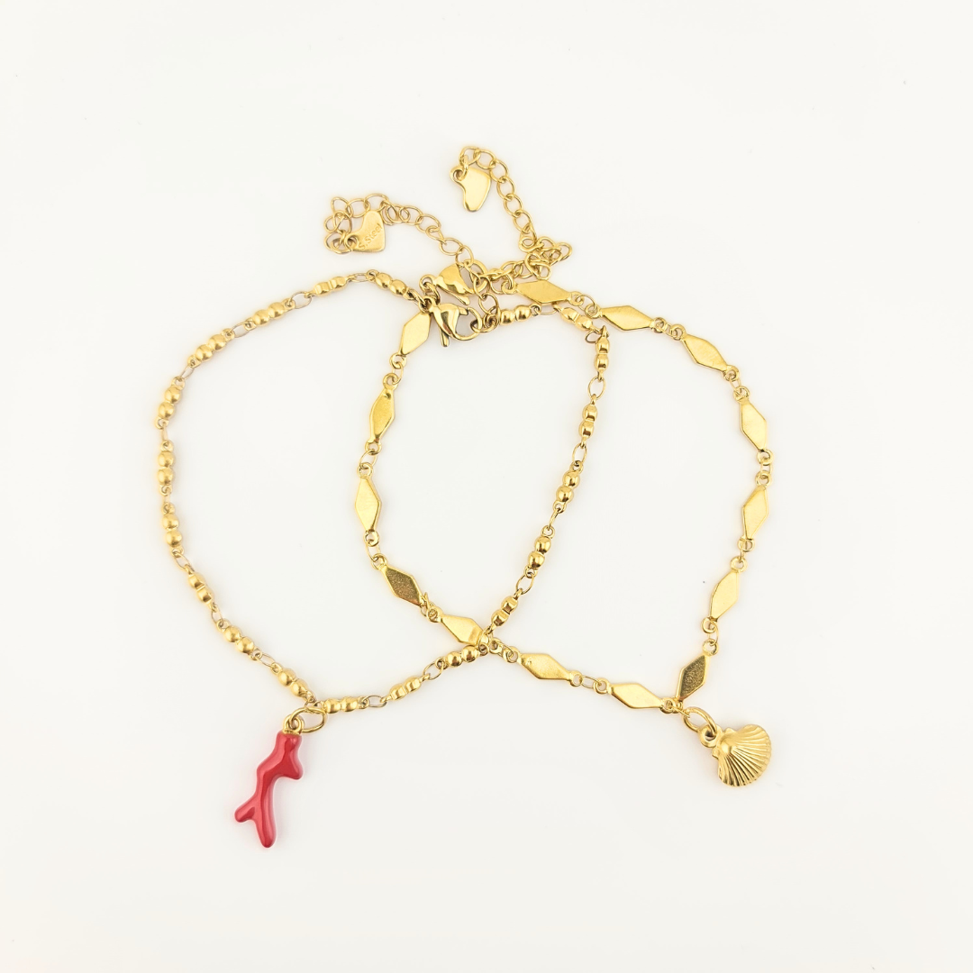 Impreziosisci la tua estate con il set cavigliere con ciondoli mare . Design oro 18K e dettagli mare. Waterproof, anallergiche e perfette per layering eleganti.