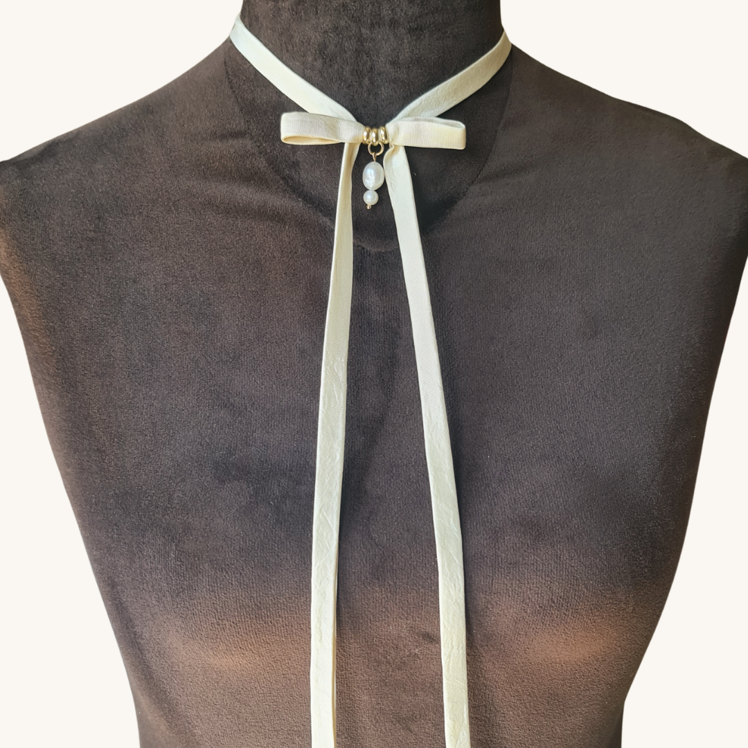 Collana choker con fiocco e nastri in seta avorio, pendente perla su base oro