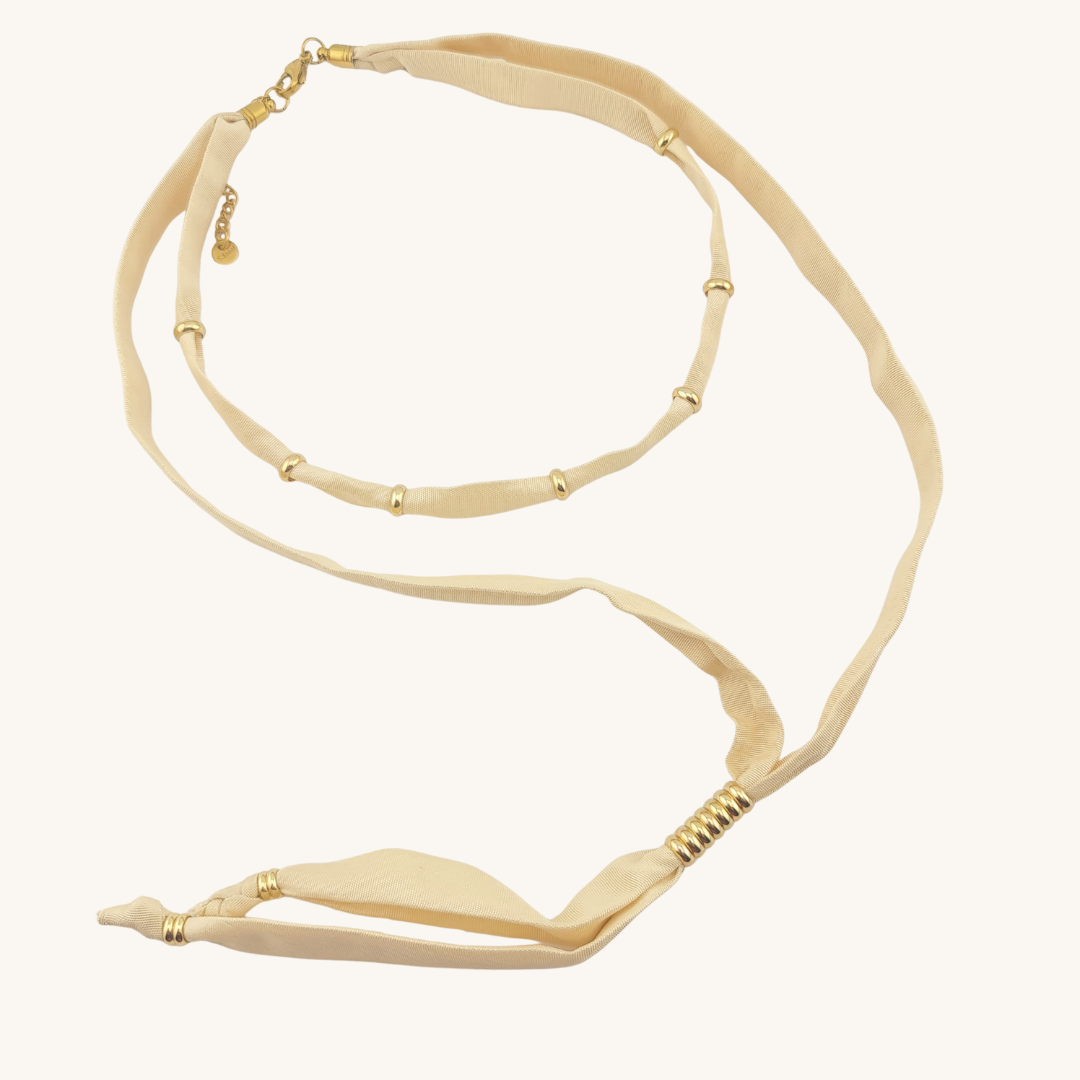 Collana della Collezione Seta Reale in seta naturale e dettagli in acciaio placcato oro 18K.